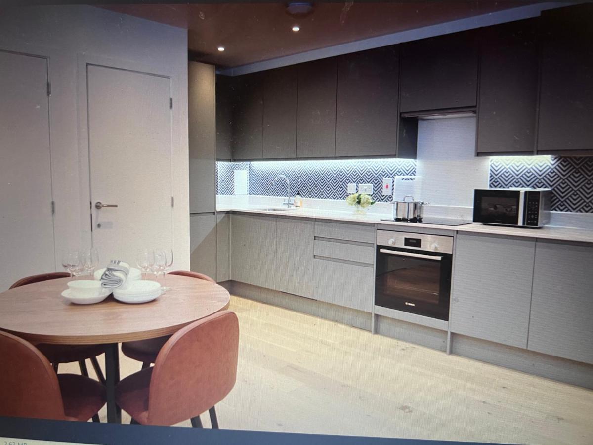 4-Level Luxury 2 Bedroom House Sleeps 6, Rooftop, Harry P & Free Parking ワトフォード エクステリア 写真