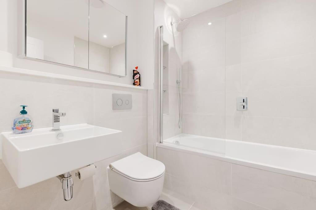 4-Level Luxury 2 Bedroom House Sleeps 6, Rooftop, Harry P & Free Parking ワトフォード エクステリア 写真