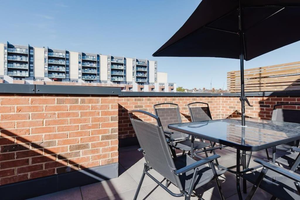 4-Level Luxury 2 Bedroom House Sleeps 6, Rooftop, Harry P & Free Parking ワトフォード エクステリア 写真