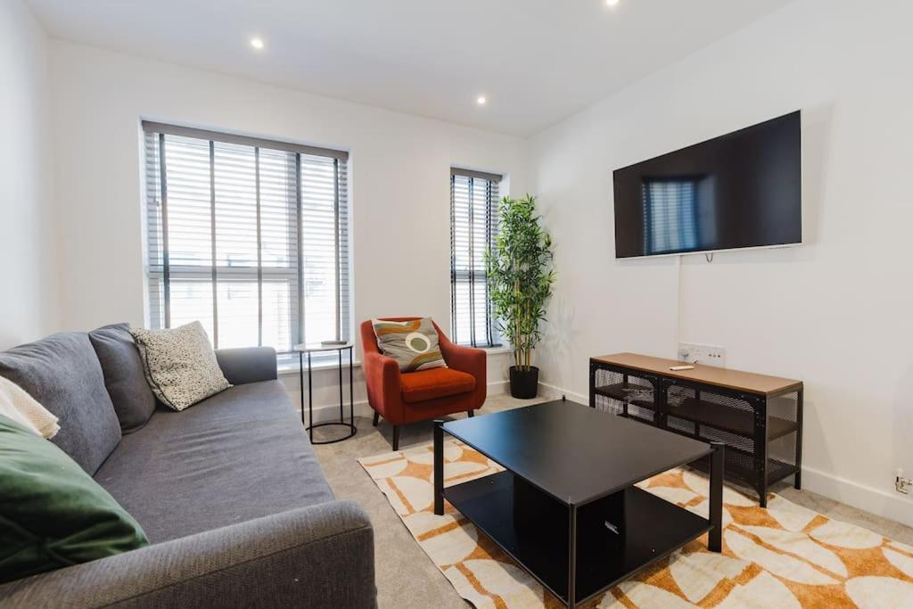 4-Level Luxury 2 Bedroom House Sleeps 6, Rooftop, Harry P & Free Parking ワトフォード エクステリア 写真