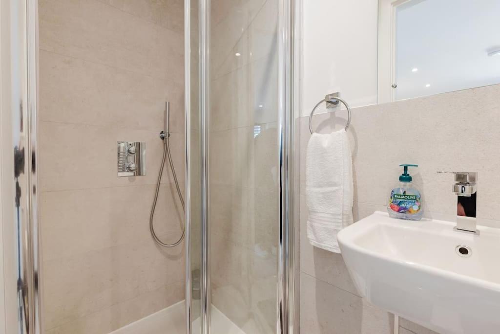 4-Level Luxury 2 Bedroom House Sleeps 6, Rooftop, Harry P & Free Parking ワトフォード エクステリア 写真