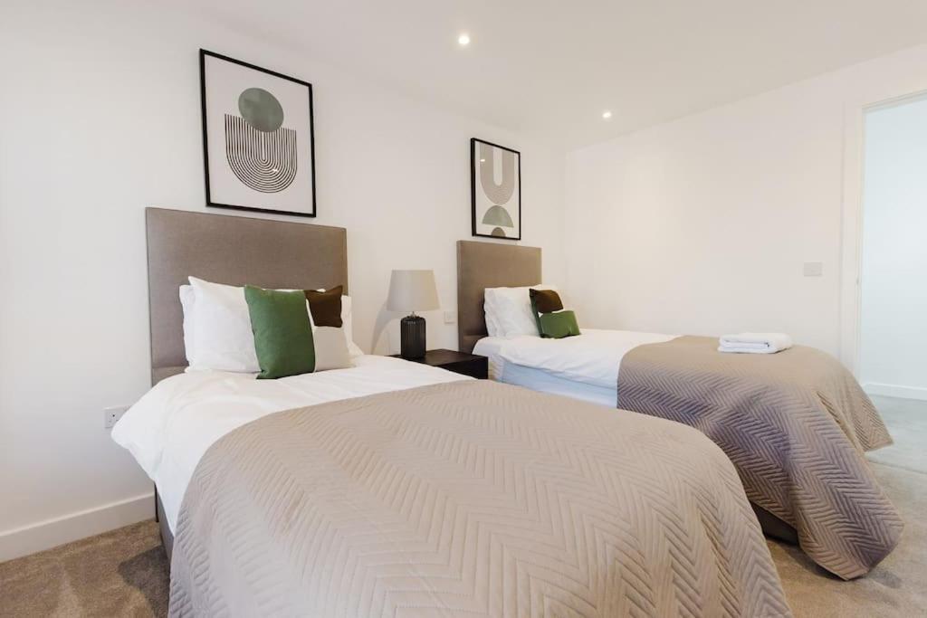 4-Level Luxury 2 Bedroom House Sleeps 6, Rooftop, Harry P & Free Parking ワトフォード エクステリア 写真