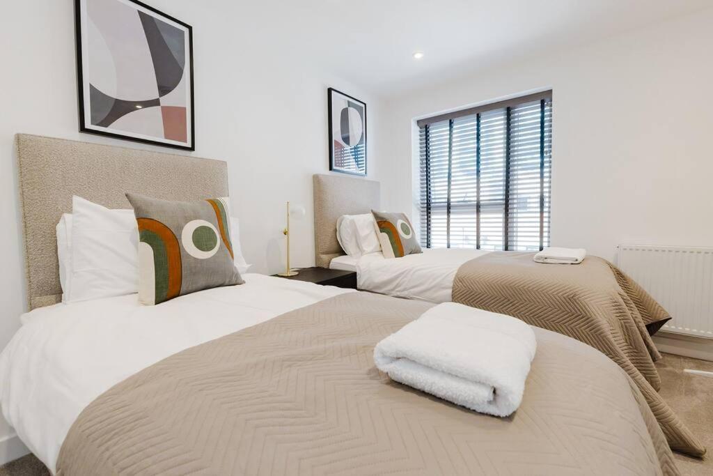 4-Level Luxury 2 Bedroom House Sleeps 6, Rooftop, Harry P & Free Parking ワトフォード エクステリア 写真