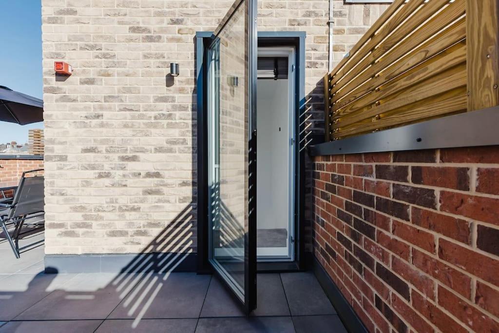 4-Level Luxury 2 Bedroom House Sleeps 6, Rooftop, Harry P & Free Parking ワトフォード エクステリア 写真