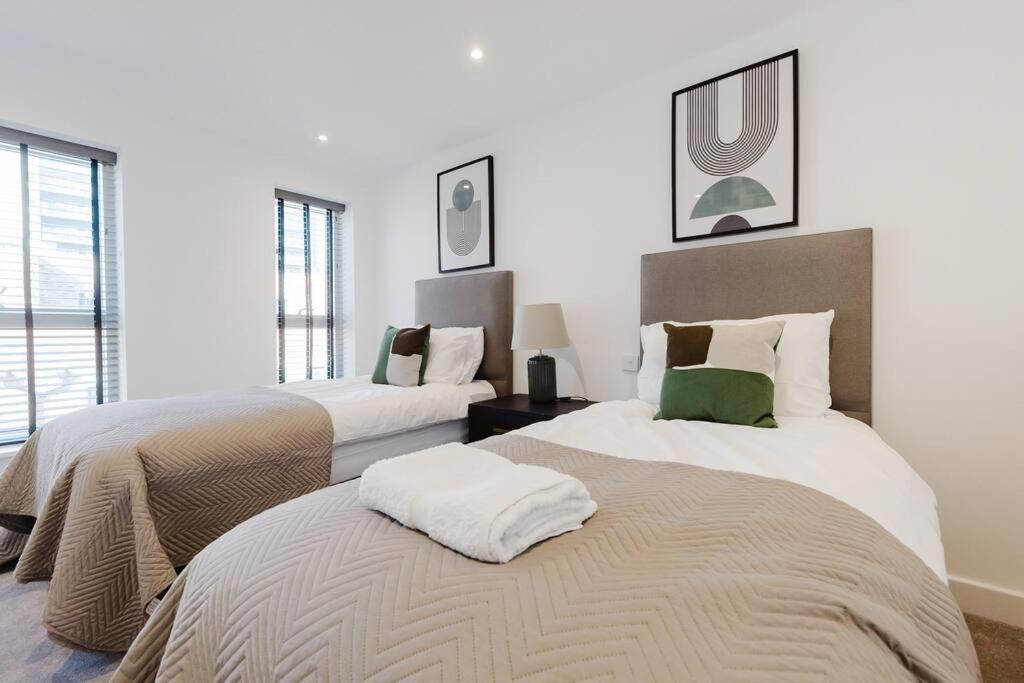 4-Level Luxury 2 Bedroom House Sleeps 6, Rooftop, Harry P & Free Parking ワトフォード エクステリア 写真