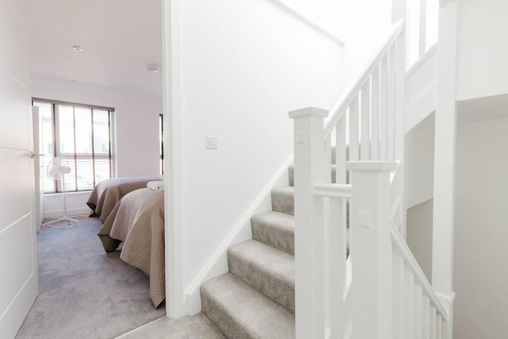 4-Level Luxury 2 Bedroom House Sleeps 6, Rooftop, Harry P & Free Parking ワトフォード エクステリア 写真
