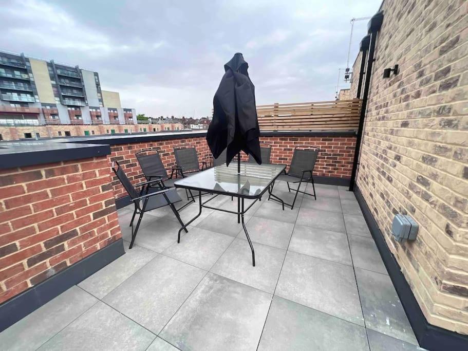 4-Level Luxury 2 Bedroom House Sleeps 6, Rooftop, Harry P & Free Parking ワトフォード エクステリア 写真