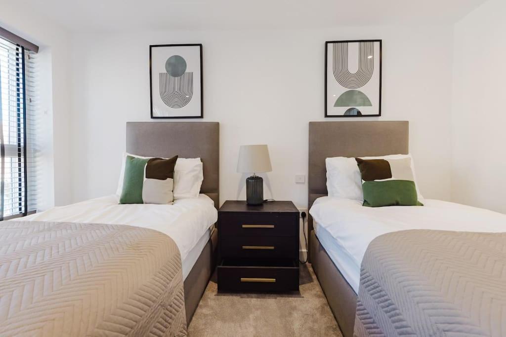 4-Level Luxury 2 Bedroom House Sleeps 6, Rooftop, Harry P & Free Parking ワトフォード エクステリア 写真