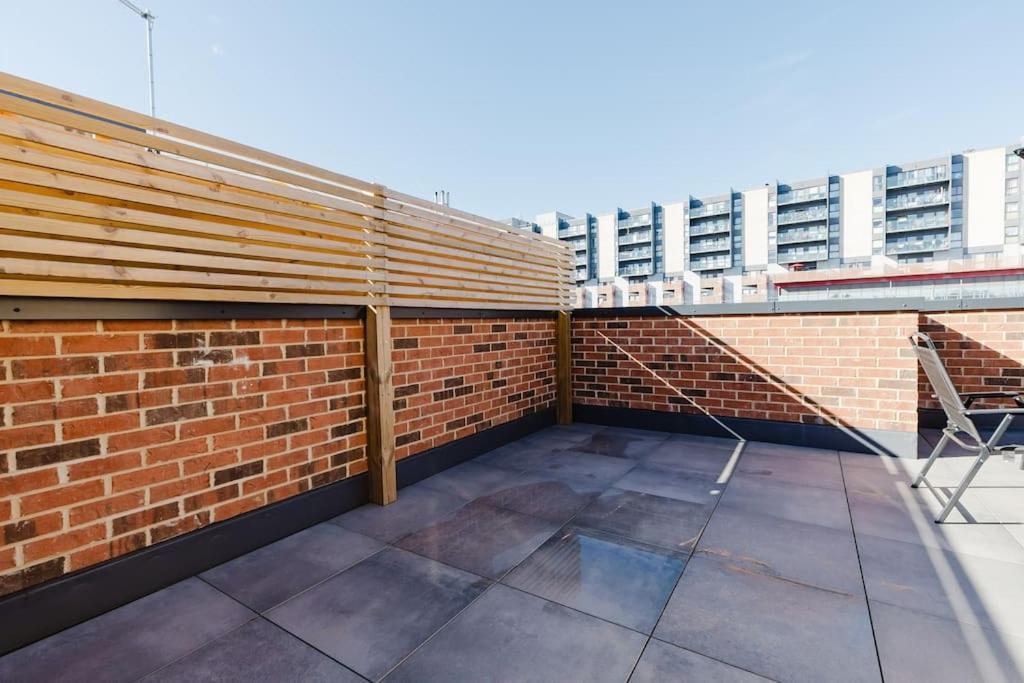 4-Level Luxury 2 Bedroom House Sleeps 6, Rooftop, Harry P & Free Parking ワトフォード エクステリア 写真